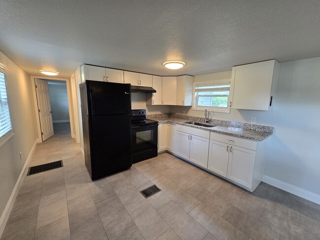 Building Photo - 4425 Bryan Ave