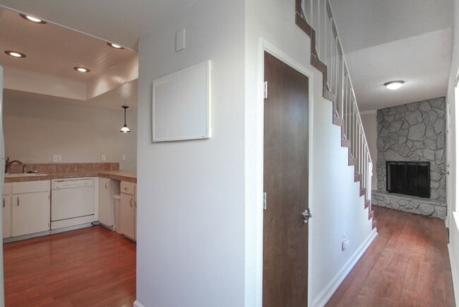 Building Photo - 2 Bedroom Condo for Rent in Redding CA with Pool, Tennis Courts, Garage | The Bluffs