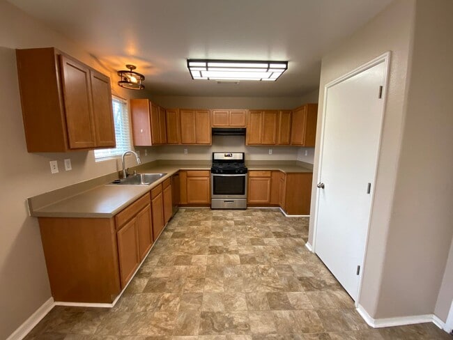 Building Photo - Spacious Two Story Home in SW Visalia comi...