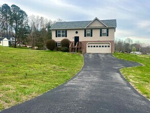 Building Photo - 3 bedroom / 2 bath + den located in Jonesborough