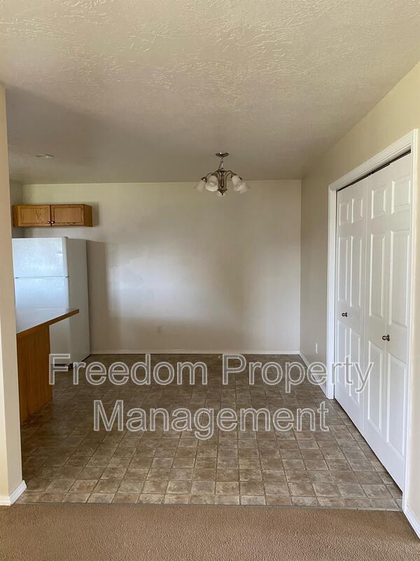 Building Photo - 1151 NE Trailridge Ct