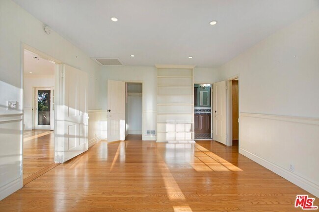 Building Photo - 3231 Coldwater Canyon Ln