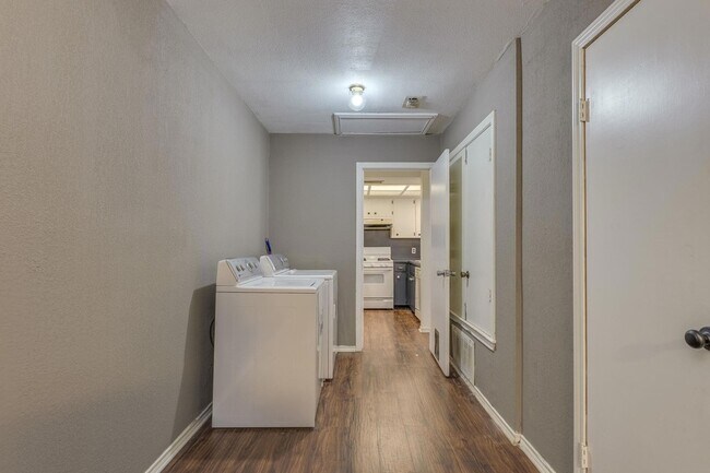 Building Photo - 16041 Stoneham Cir