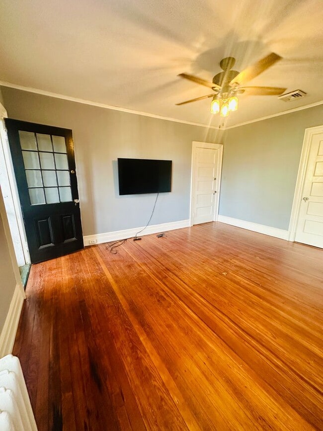 Building Photo - Charming 3bdrm/1.5bth Home Conveniently Located in Richmond's Carytown Area w/Private Balcony!!