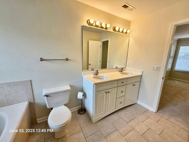 Building Photo - Thoughtfully updated 3 bedroom in Summervi...