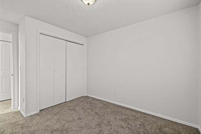 Building Photo - Charming townhome centrally located with great access to the Greenbelt and BSU!
