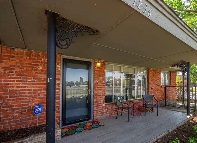 Building Photo - Move in special + Duplex in Heart of OKC