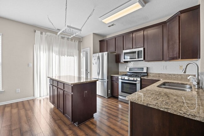 Building Photo - Beautiful Townhome for Rent in Virginia Beach With Free Internet!