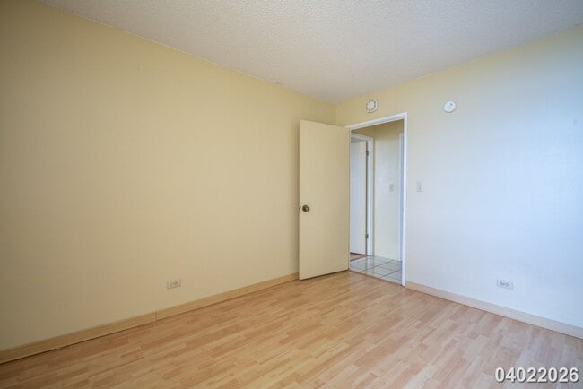 Building Photo - SALT LAKE 2 Bed 2 Bath 1 Parking