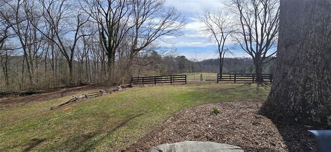 Building Photo - 812 Bessie Ln