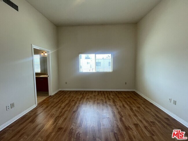 Building Photo - 15024 Magnolia Blvd