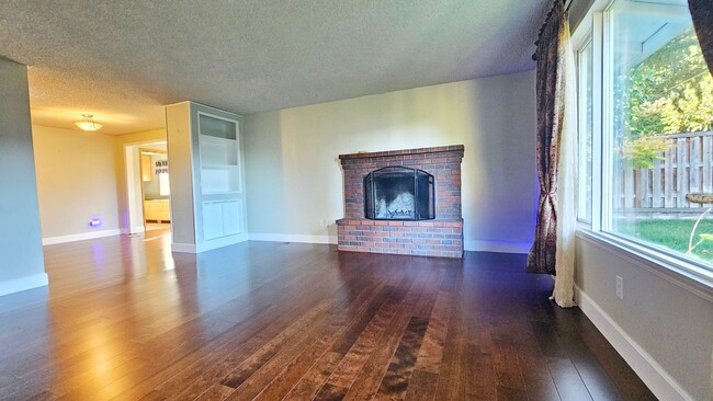 Building Photo - Charming 4 Bed 2 Bath Rambler with Office/...