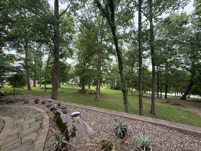 Building Photo - Custom 5 BR / 3 Car Garage, Home theater, ...