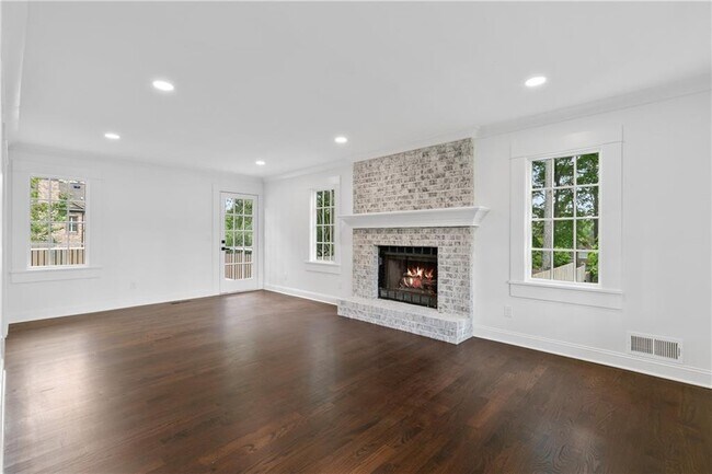 Building Photo - 1296 Hilton Dr