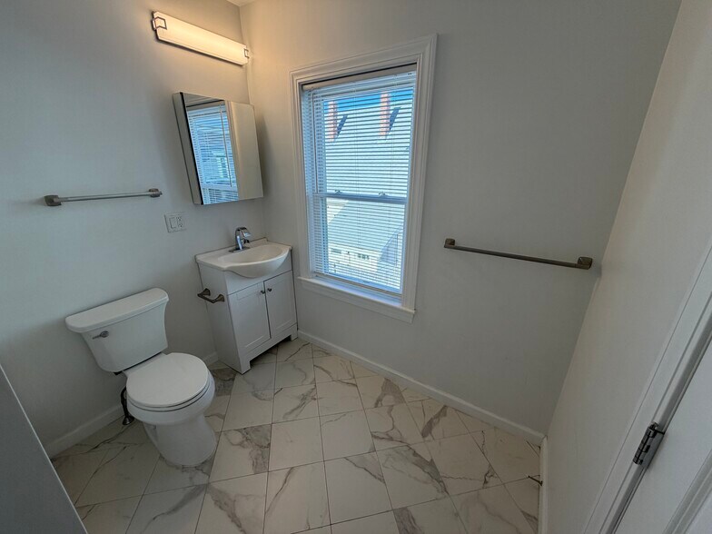 FULL BATH 2 - 31 Middle St