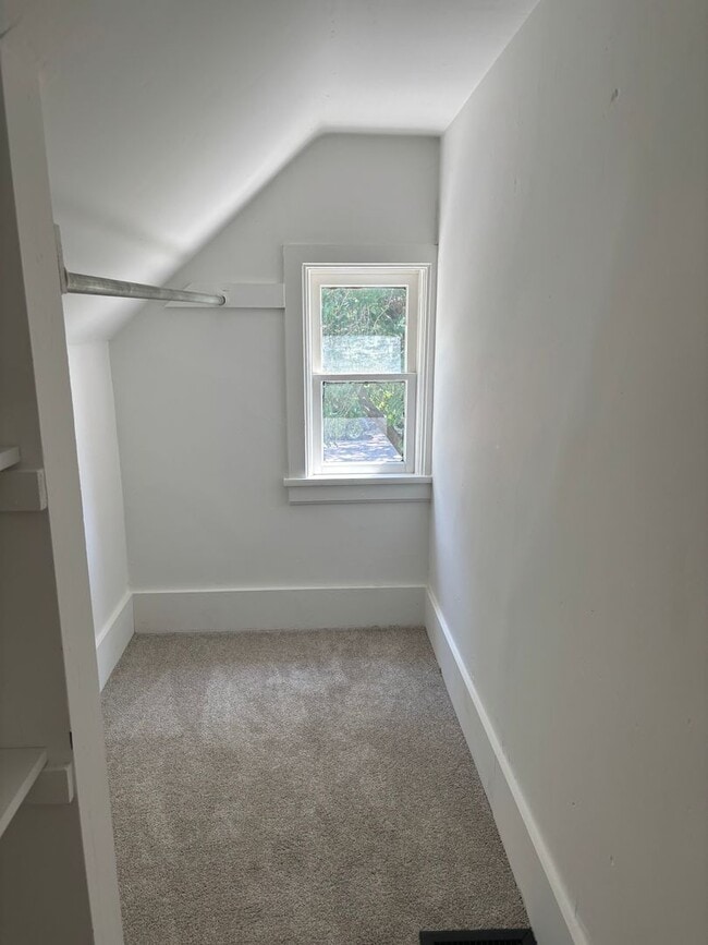 Building Photo - 924 S Madison St