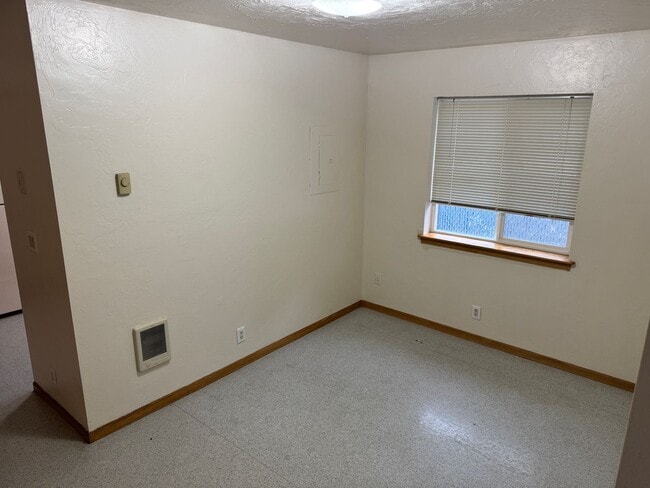 Building Photo - Updated 2 bedroom 1.5 bath duplex!