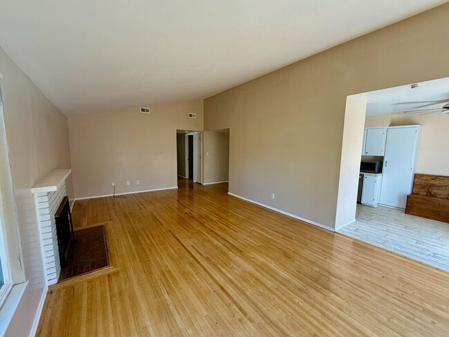 Building Photo - 4 Bed 2 Bath Home with Large Yard in Pacific Beach!