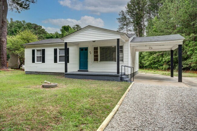Building Photo - Quiet country living in the middle of it a...