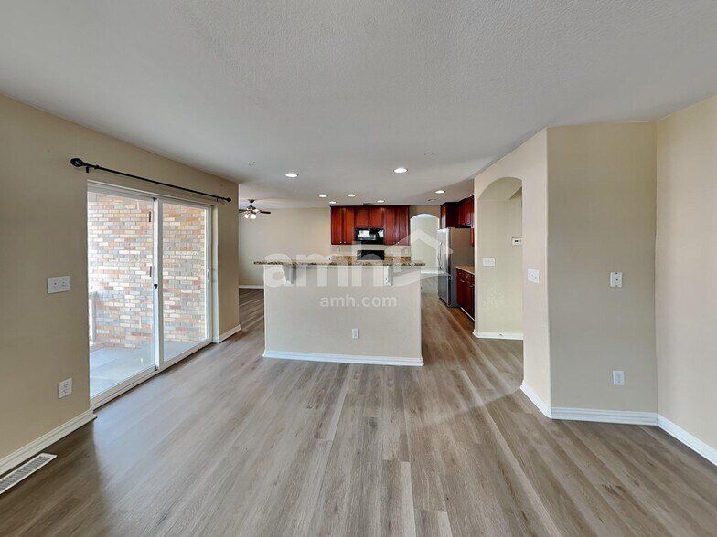 Building Photo - 2828 S Killarney Way