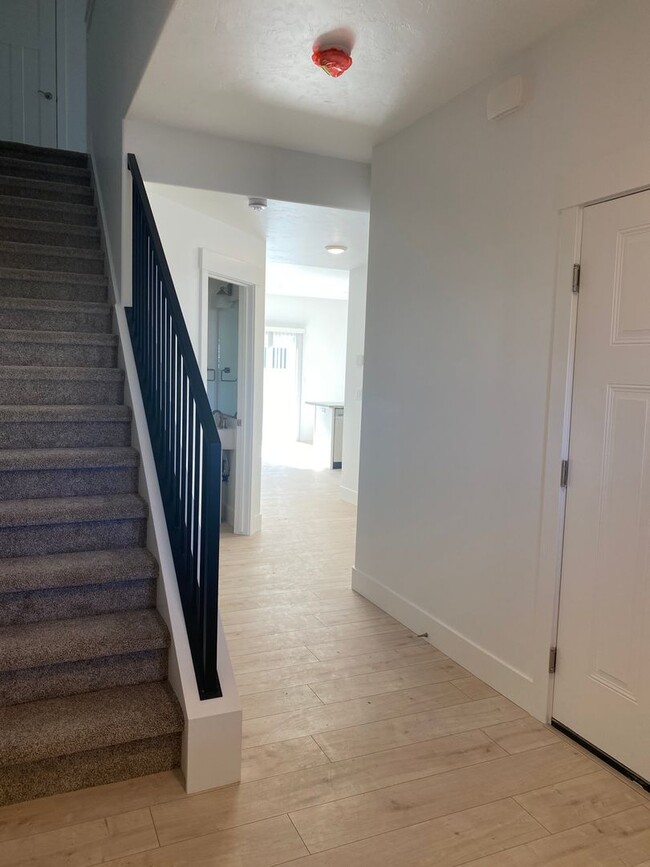 Building Photo - CHECK OUT THIS NEW TOWNHOME IN SUGAR CITY ...