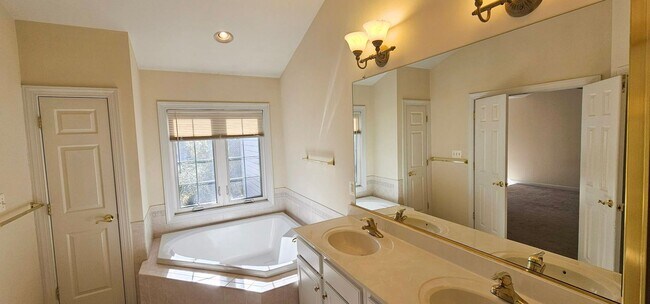 Building Photo - Beautiful And Spacious 3 Bed 3.5 Bath Bric...