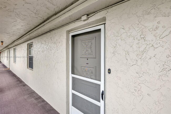 Building Photo - 3940 Inverrary Blvd