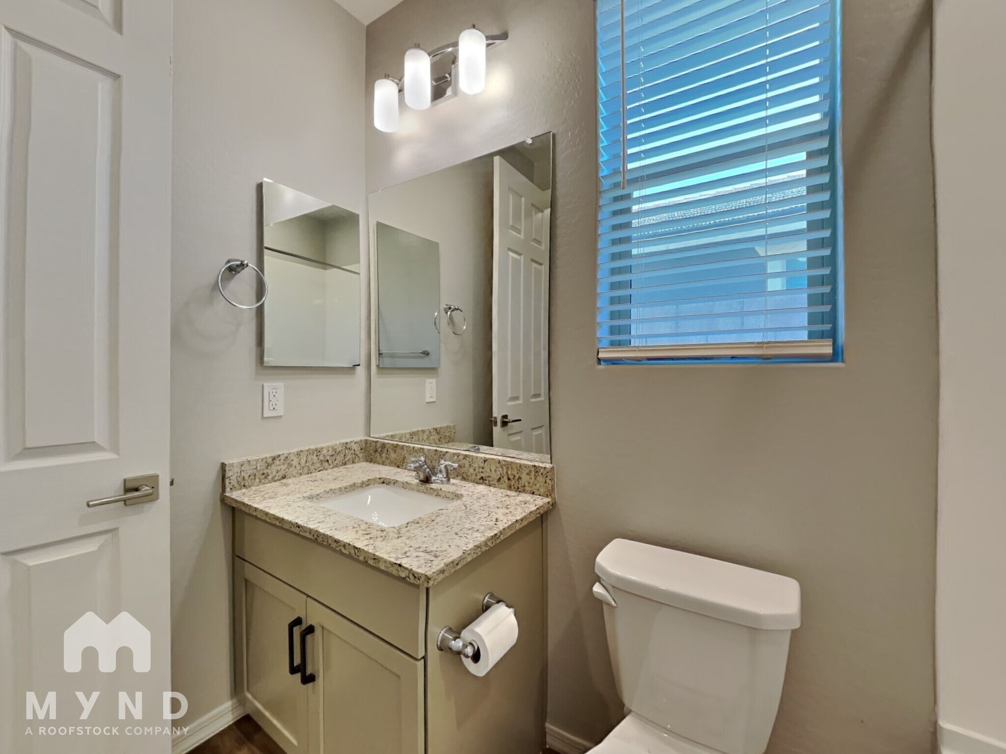 Building Photo - 15093 W Latham St