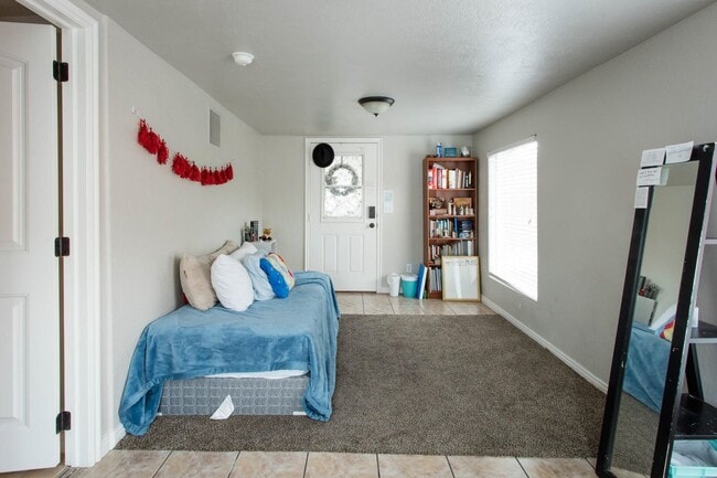 Building Photo - Beautiful Private Yard! Covered Parking!