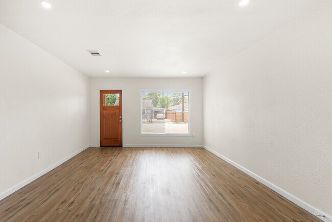 Building Photo - 1309 Bragg St