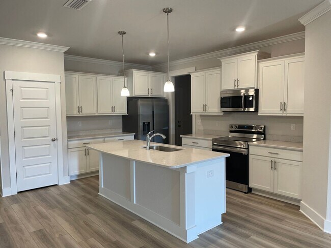 Building Photo - 3 Bedroom/2 Bathroom with Office Minutes from Local Beach!