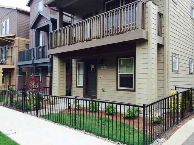 Building Photo - Amazing 3 Bedroom 2.5 Bath Home within Beaverton and next to Nike!