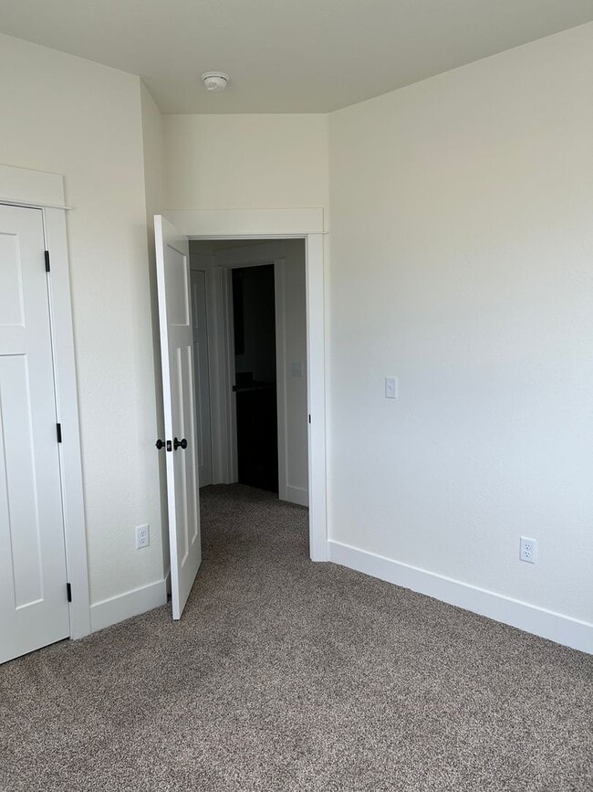 Building Photo - New Townhome
