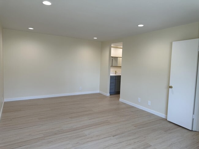 Building Photo - 306 Dolores Cir