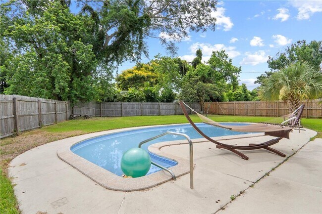 Building Photo - 904 Carvell Dr