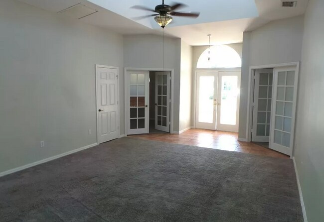 Building Photo - 209 S Heathwood Dr