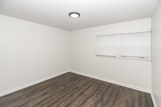 Building Photo - Beautifully Renovated Modern House in Normandy Meadows East!