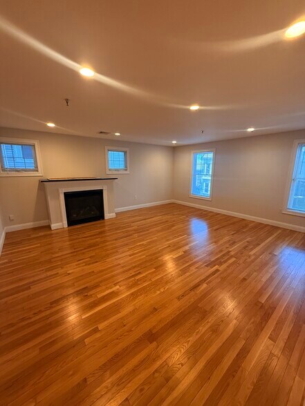 Building Photo - 135 Calumet St