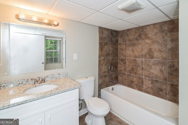 Building Photo - 1826 Killarney Dr SW