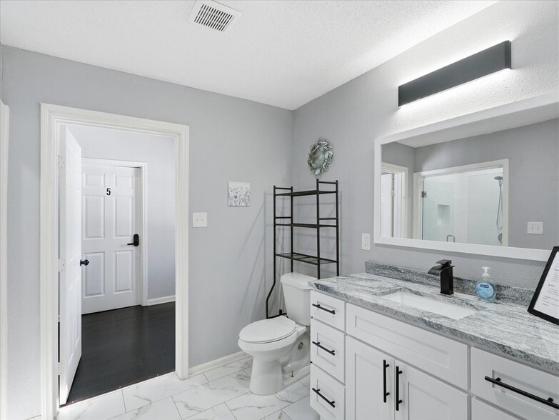 Building Photo - 304 N Grand Ave