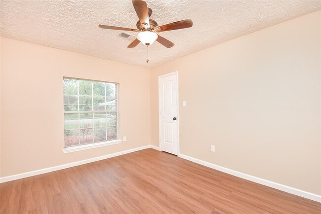 Building Photo - 2910 Colonial Dr