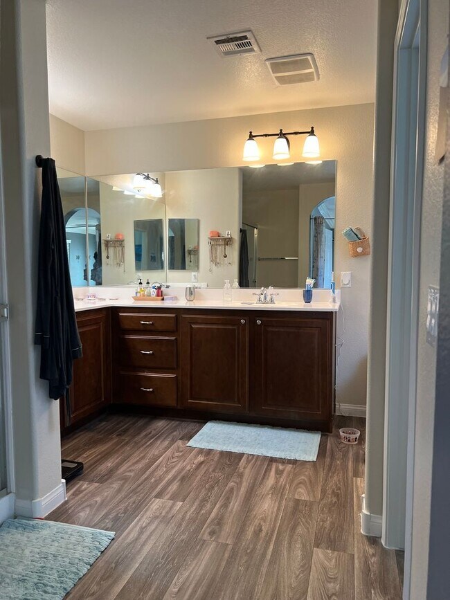 Building Photo - ABSOLUTELY AMAZING! Large 4 bedroom 2 stor...