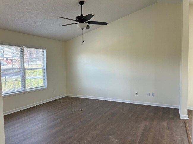 Building Photo - 3 bedroom / 2 bath + den located in Jonesborough