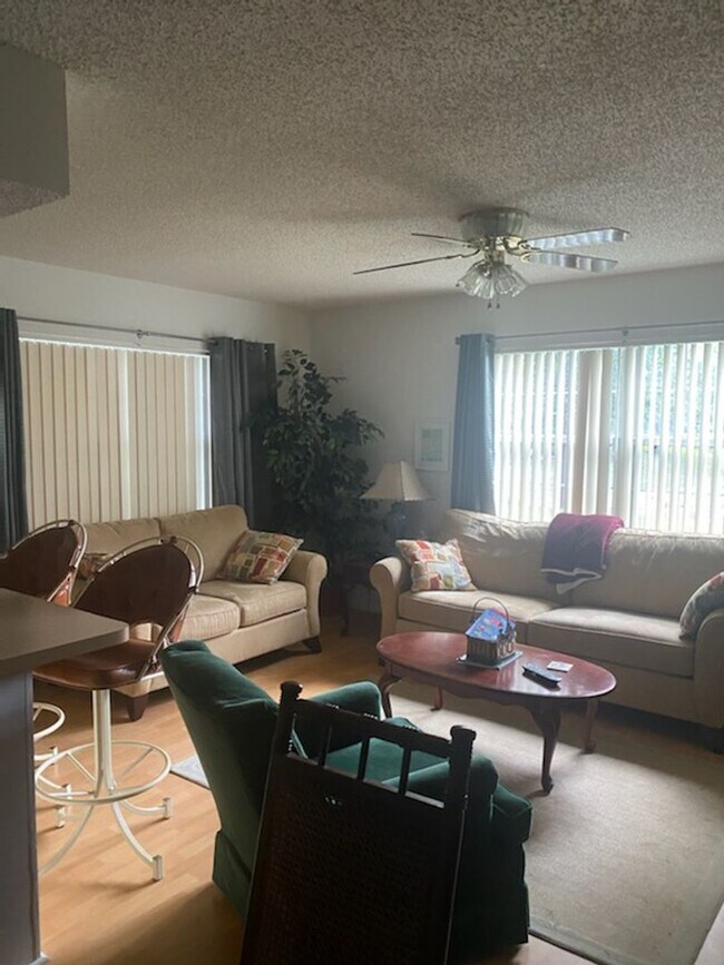 Building Photo - 2 bedroom 2 bathroom home with a screened ...