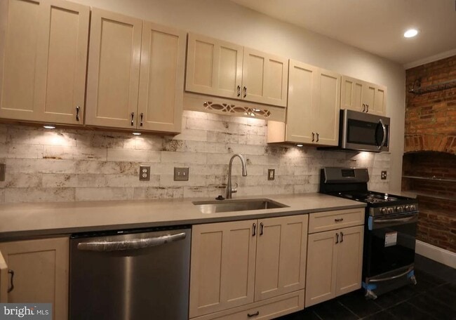 Building Photo - 1827 S Charles St