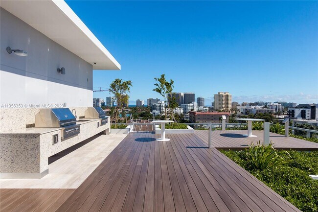 Building Photo - 9940 W Bay Harbor Dr