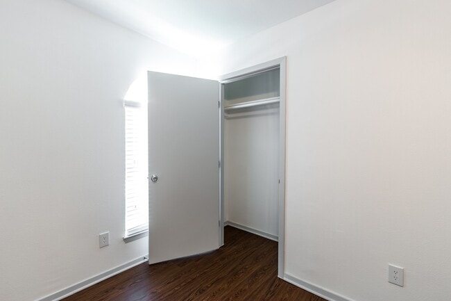 Building Photo - Luxury Duplex. Best Prices In South Austin...