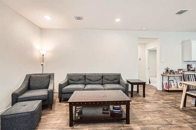 Building Photo - 190 Frogmore Lp