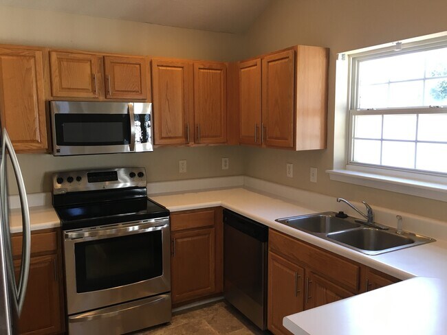 Building Photo - 404 Commons Dr
