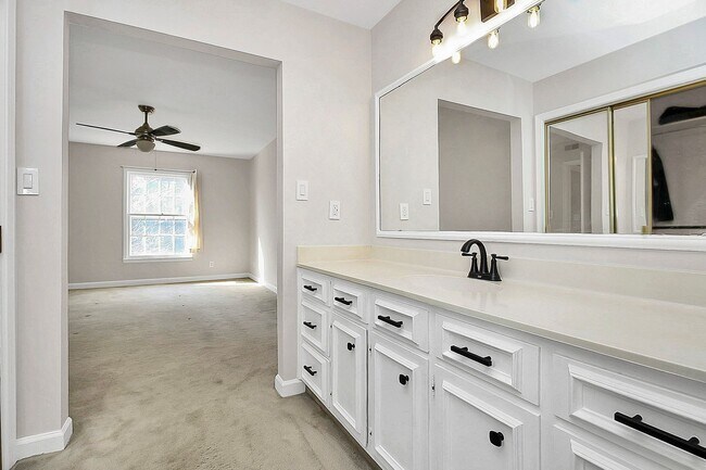 Building Photo - Spacious 2BR/2BA Condo in Prime South Charlotte Location!